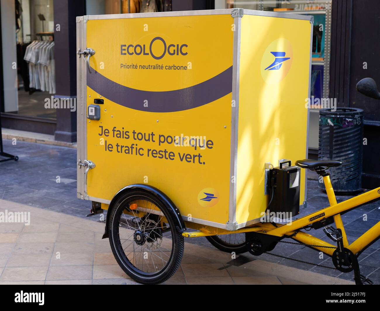 Yellow french postal van hi-res stock photography and images - Alamy
