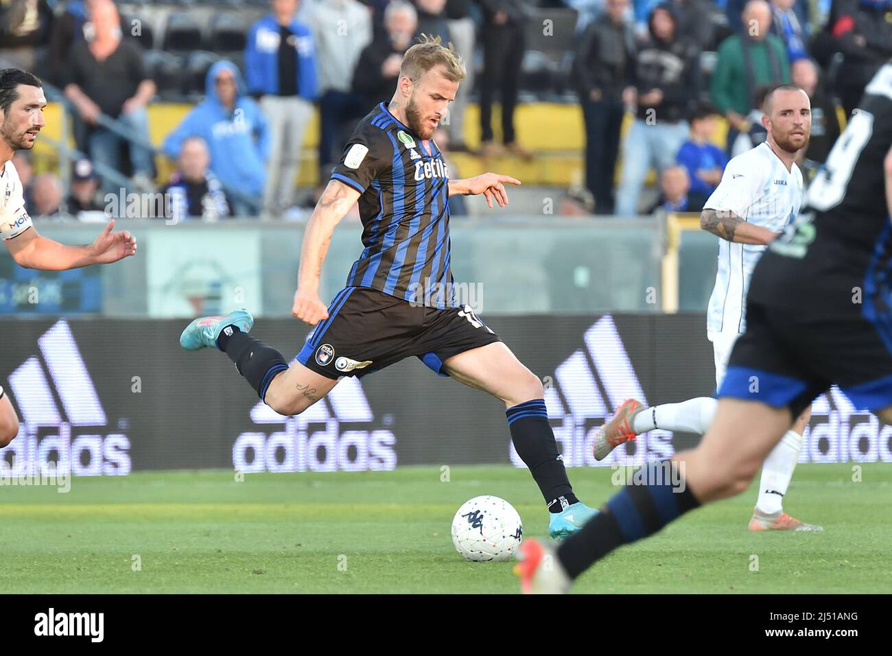 Como, Italy. 04th Dec, 2021. Fans of Como during Como 1907 vs AC Pisa,  Italian soccer Serie B match in Como, Italy, December 04 2021 Credit:  Independent Photo Agency/Alamy Live News Stock Photo - Alamy