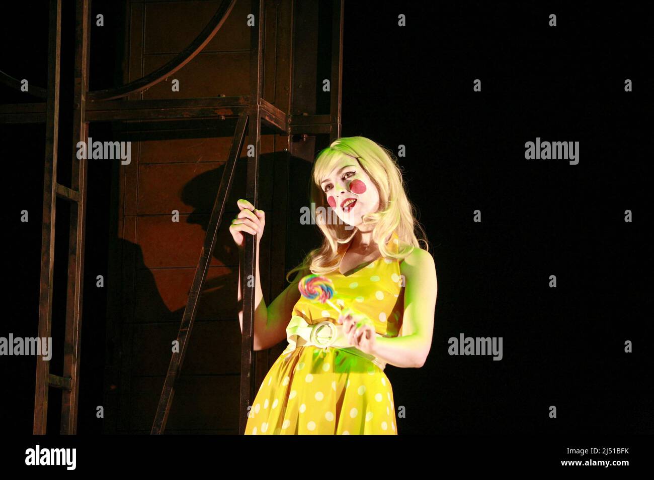 Allison Bell (Pretty Polly / Witch) in PUNCH AND JUDY at the Linbury Theatre, The Royal Opera ROH2, Covent Garden, London WC2  17/03/2008  a Music Theatre Wales production  composer: Harrison Birtwistle  librettist: Stephen Pruslin  conductor: Michael Rafferty   design: Simon Banham   lighting: Ace McCarron   director: Michael McCarthy Stock Photo