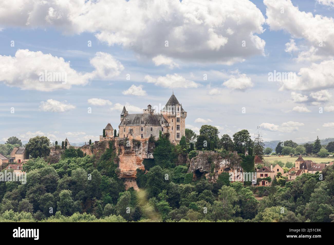 Panoramic view of Chateau de Montfort which stands on large outcrop of rock above village and river Dordogne, Vitrac commune,  Nouvelle-Aquitaine Stock Photo