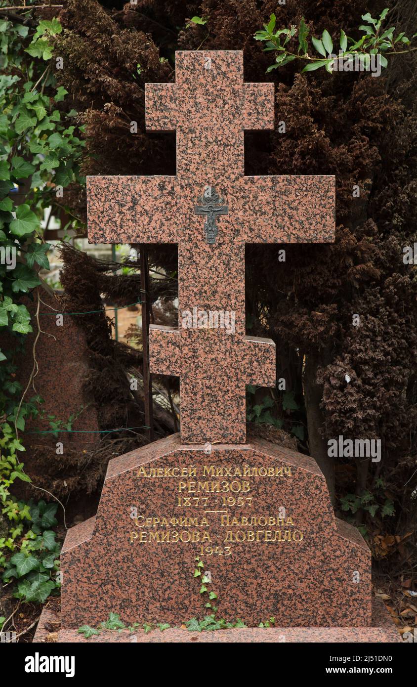 Grave of Russian modernist writer Aleksey Remizov (1877-1957) at the Russian Cemetery in Sainte-Geneviève-des-Bois (Cimetière russe de Sainte-Geneviève-des-Bois) near Paris, France. Stock Photo