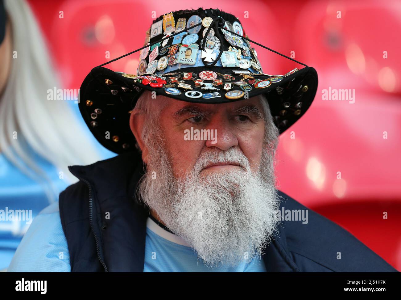 MACHESTER CITY FAN WITH PIN BADGE HAT, MANCHESTER CITY FC V LIVERPOOL FC, 2022 Stock Photo