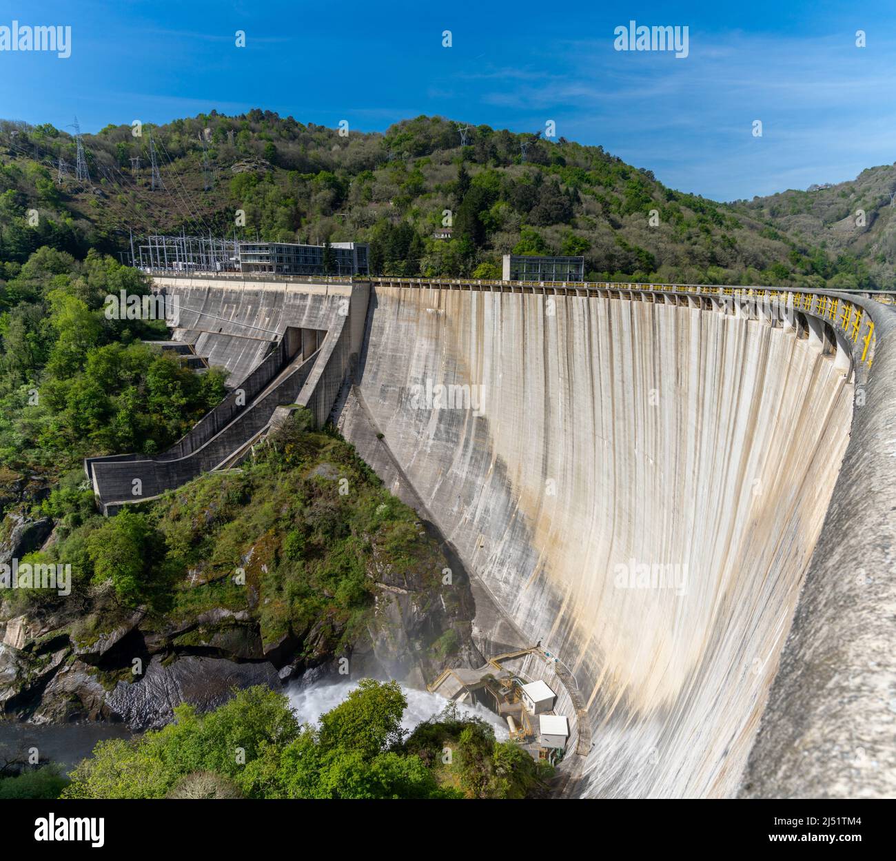 Chantada, Spain - 16 April, 2022: view of the Belesar dam with  hydroelectric power plant Stock Photo - Alamy