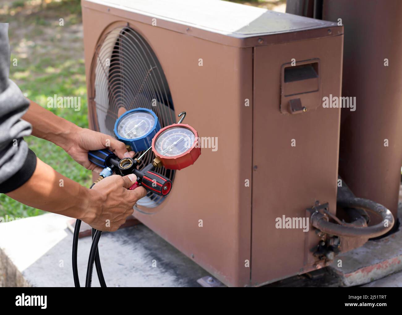 Technician checking the operation of the air conditioner. Detect refrigerant leaks Stock Photo