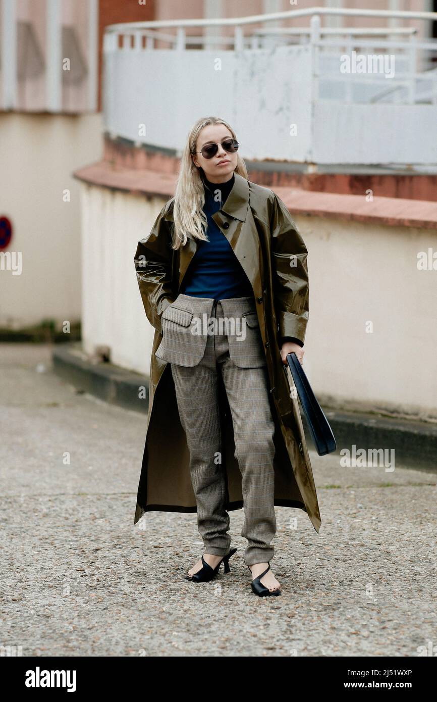 Street style, Stephanie Broek arriving at Coperni Fall-Winter 2022-2023  show, held at Studios 130, Saint Denis, France, on March 3rd, 2022. Photo  by Marie-Paola Bertrand-Hillion/ABACAPRESS.COM Stock Photo - Alamy