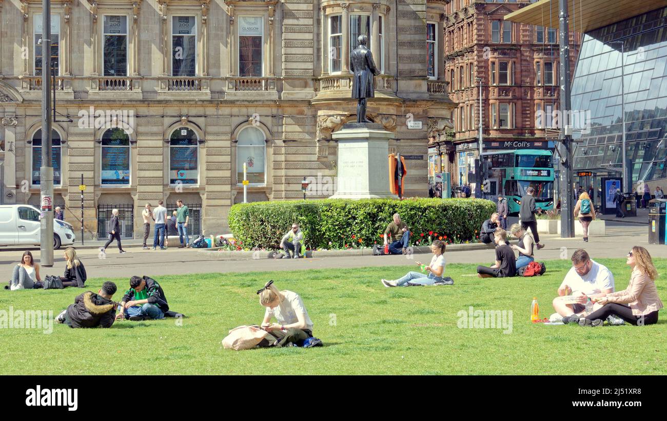 Glasgow, Scotland, UK 19h  April, 2022. UK  Weather: :  Warm weather saw a warm  city centre, george square and the walway beside the clyde river  as people enjoyed a legally maskless sun credit Gerard Ferry/Alamy Live News Stock Photo