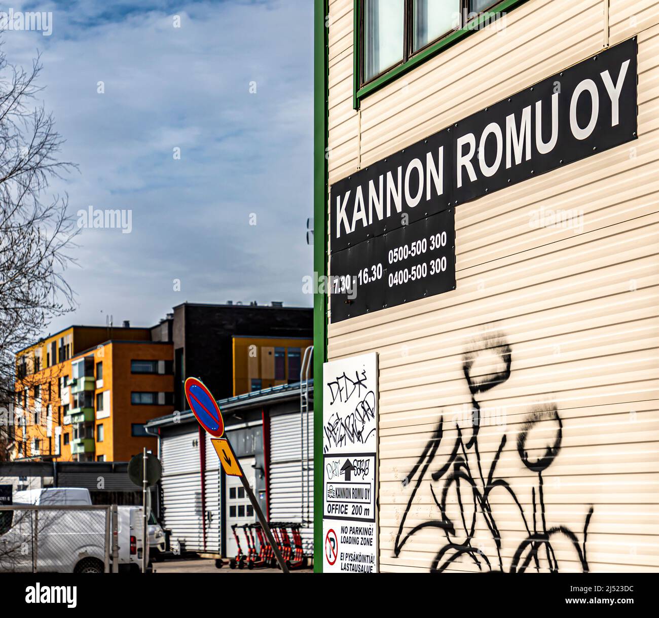 Kannon Romu scrapyard office, Kyläsaarenkatu 5, Helsinki, Finland. Hermanni residential buildings in the background. Stock Photo