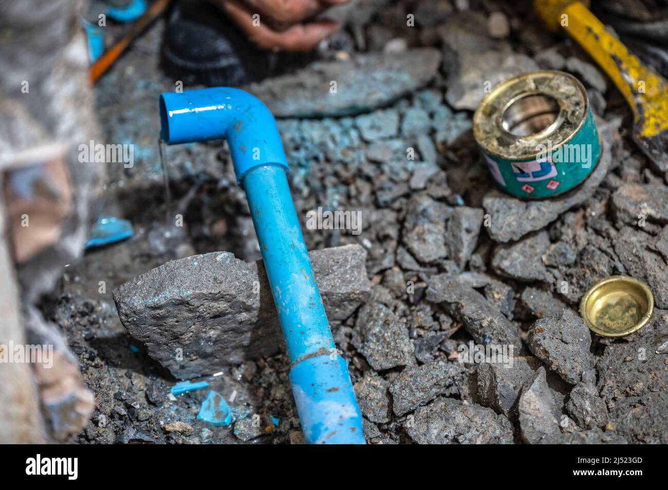 Dismantling and repairing the leaking water pipe in the bathroom of the