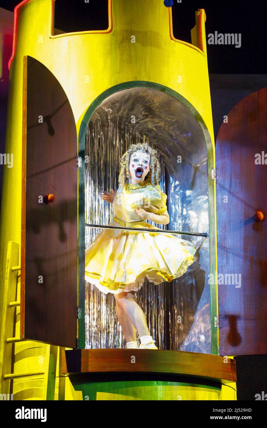 Gillian Keith (Pretty Polly) in PUNCH AND JUDY at The Young Vic , London SE1  19/04/2008  an English National Opera (ENO) & Young Vic co-production  music: Harrison Birtwistle  libretto: Stephen Pruslin  design: Giles Cadle  lighting: Peter Mumford  director: Daniel Kramer  conductor: Edward Gardner Stock Photo