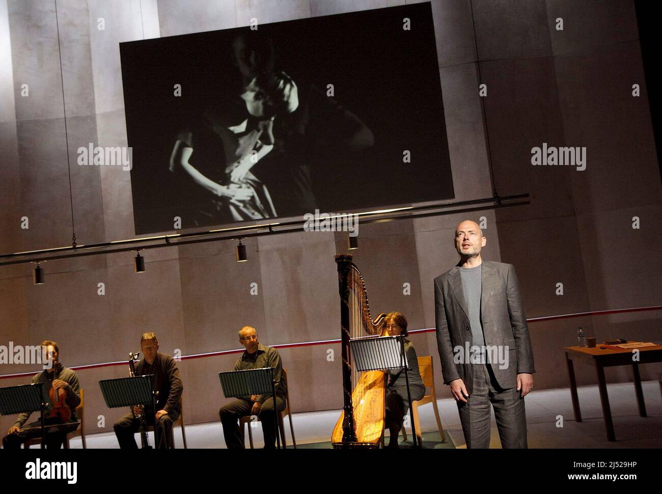 Mark Padmore (tenor) in SEMPER DOWLAND, SEMPER DOLENS at the Aldeburgh Festival, Britten Studio, Snape Maltings, Suffolk, England  12/06/2009  music: Harrison Birtwistle  after John Dowland  London Sinfonietta  conductor: Ryan Wigglesworth  design: Alison Chitty  lighting: Paul Pyant  director: Peter Gill Stock Photo