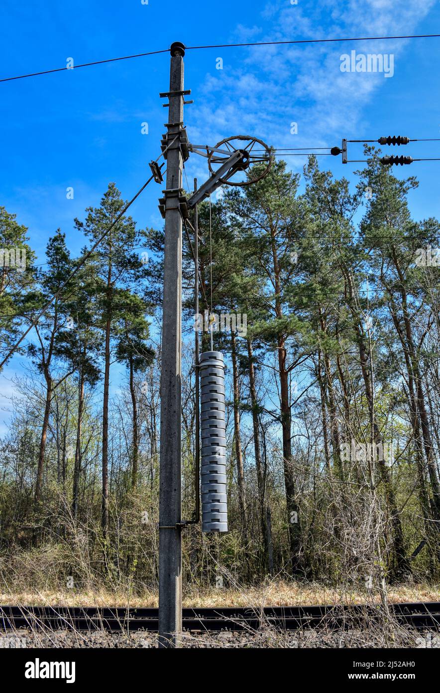 Hochspannungsleitung, Oberleitung, Eisenbahn, Mast, Leitungsmast, Betonmast, Ausleger, Draht, Fahrdraht, Drahtende, Abspannung, Gewicht, Zuggewicht, A Stock Photo