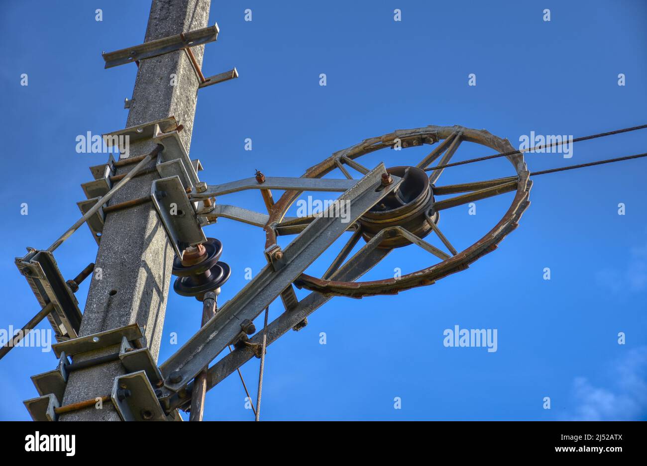 Hochspannungsleitung, Oberleitung, Eisenbahn, Mast, Leitungsmast, Betonmast, Ausleger, Draht, Fahrdraht, Drahtende, Abspannung, Gewicht, Zuggewicht, A Stock Photo