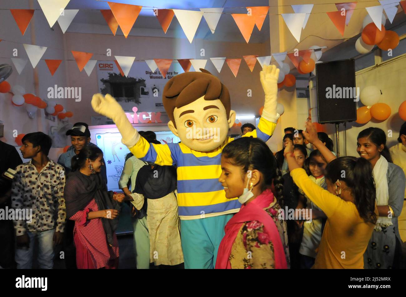 New Delhi, India. 19th Apr, 2022. Kids enjoy the 'Creative with Nick' group performing dance with Cartoon charactor Nick during show their art skill on the World Creativity & Innovation Week, 'Nicktoons Chikoo & Bunty' will celebrate creativity with tiny tots from 'Slam Out Loud' and provide them a canvas to paint and express in East Delhi, India on Apr. 19, 2022. (Photo by Ravi Batra/Sipa USA) Credit: Sipa USA/Alamy Live News Stock Photo