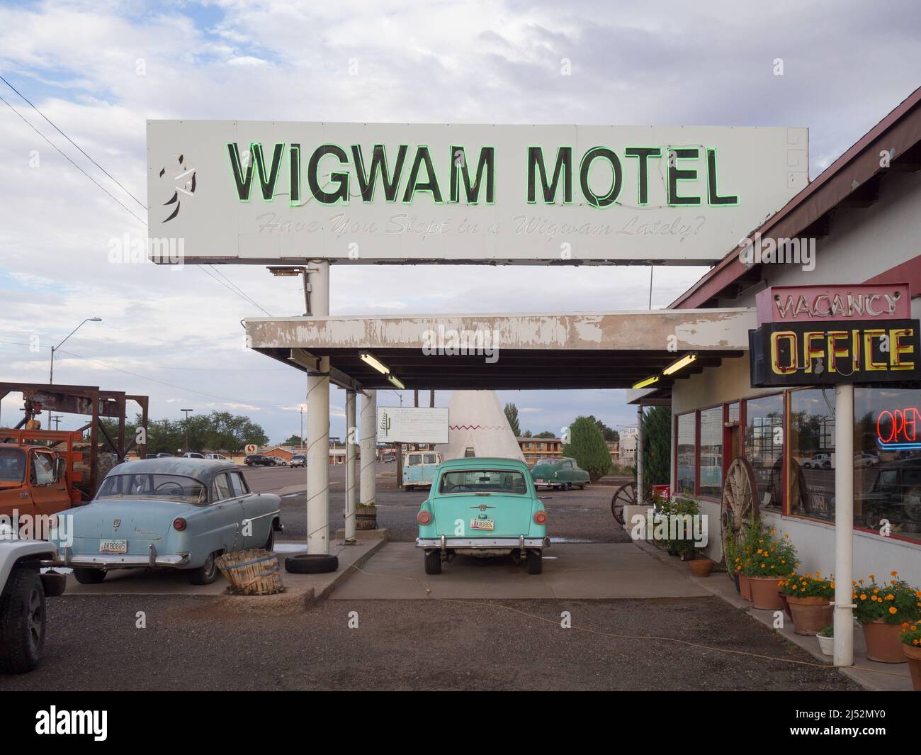 Old cars are parked all over the grounds of Wigwam Village Motel 6