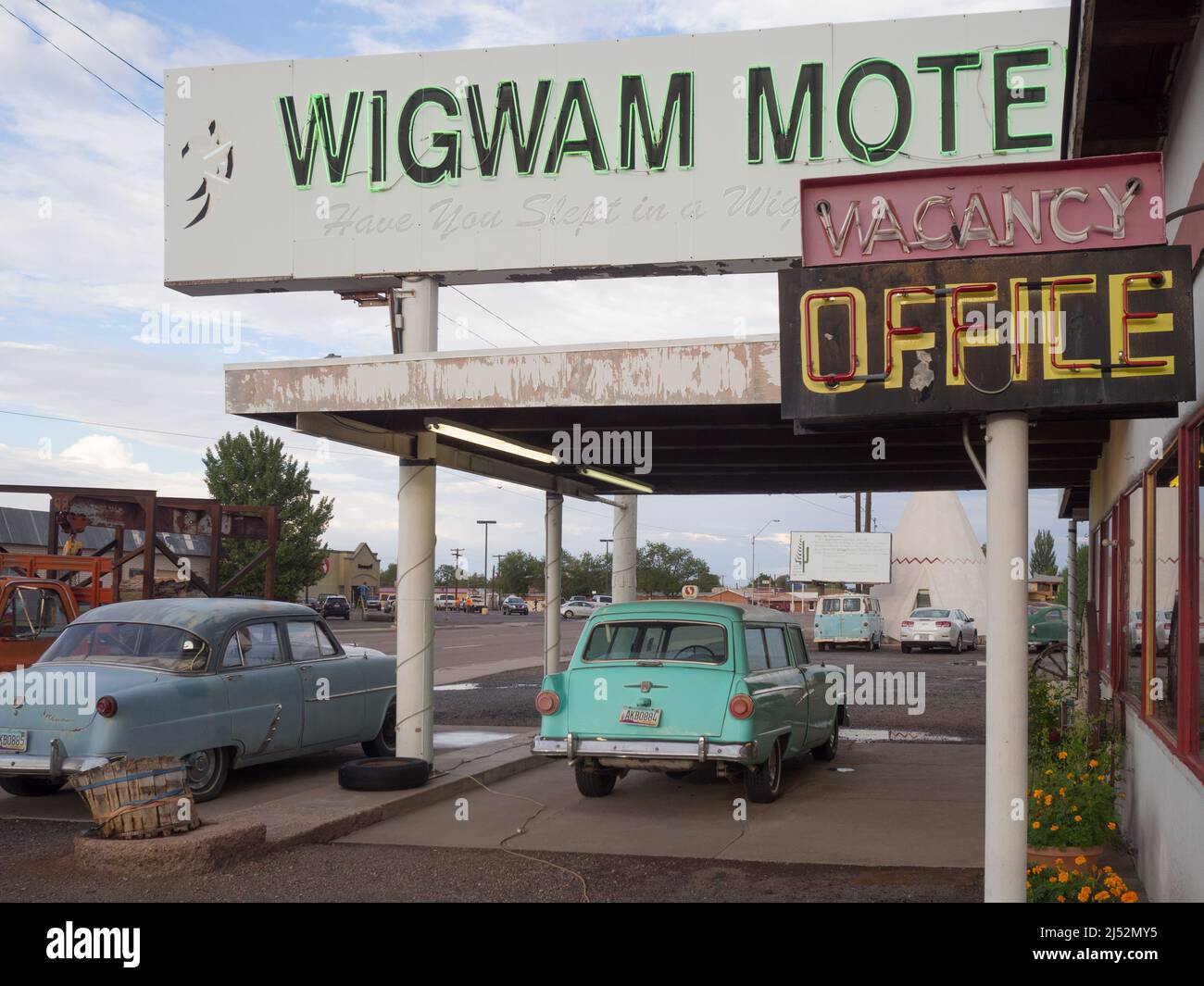 Old cars are parked all over the grounds of Wigwam Village Motel 6