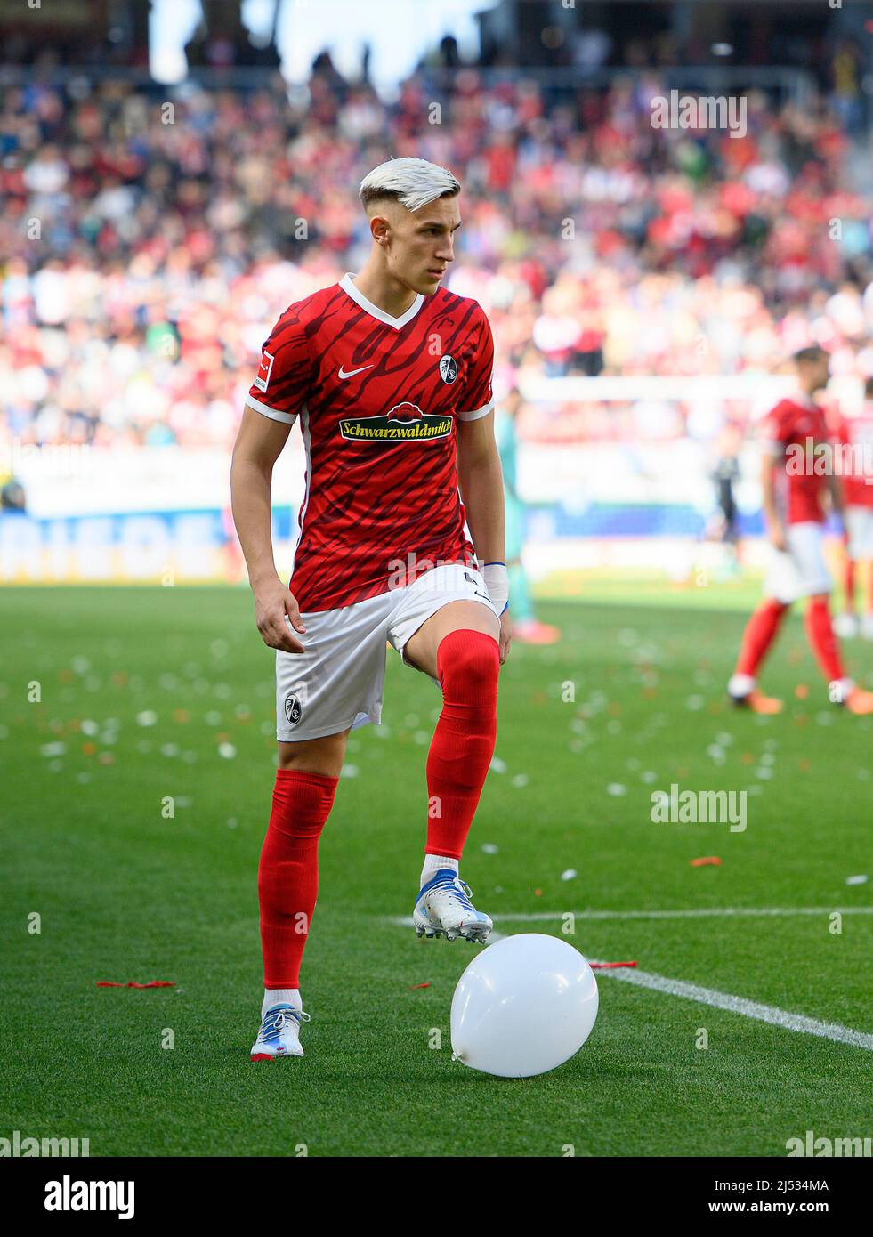 Nico Schlotterbeck Fr With A Balloon On The Pitch Soccer 1st Bundesliga 30th Matchday Sc Freiburg Fr Vfl Bochum Bo 3 0 On April 16th 22 In Freiburg Germany Dfl Regulations Prohibit