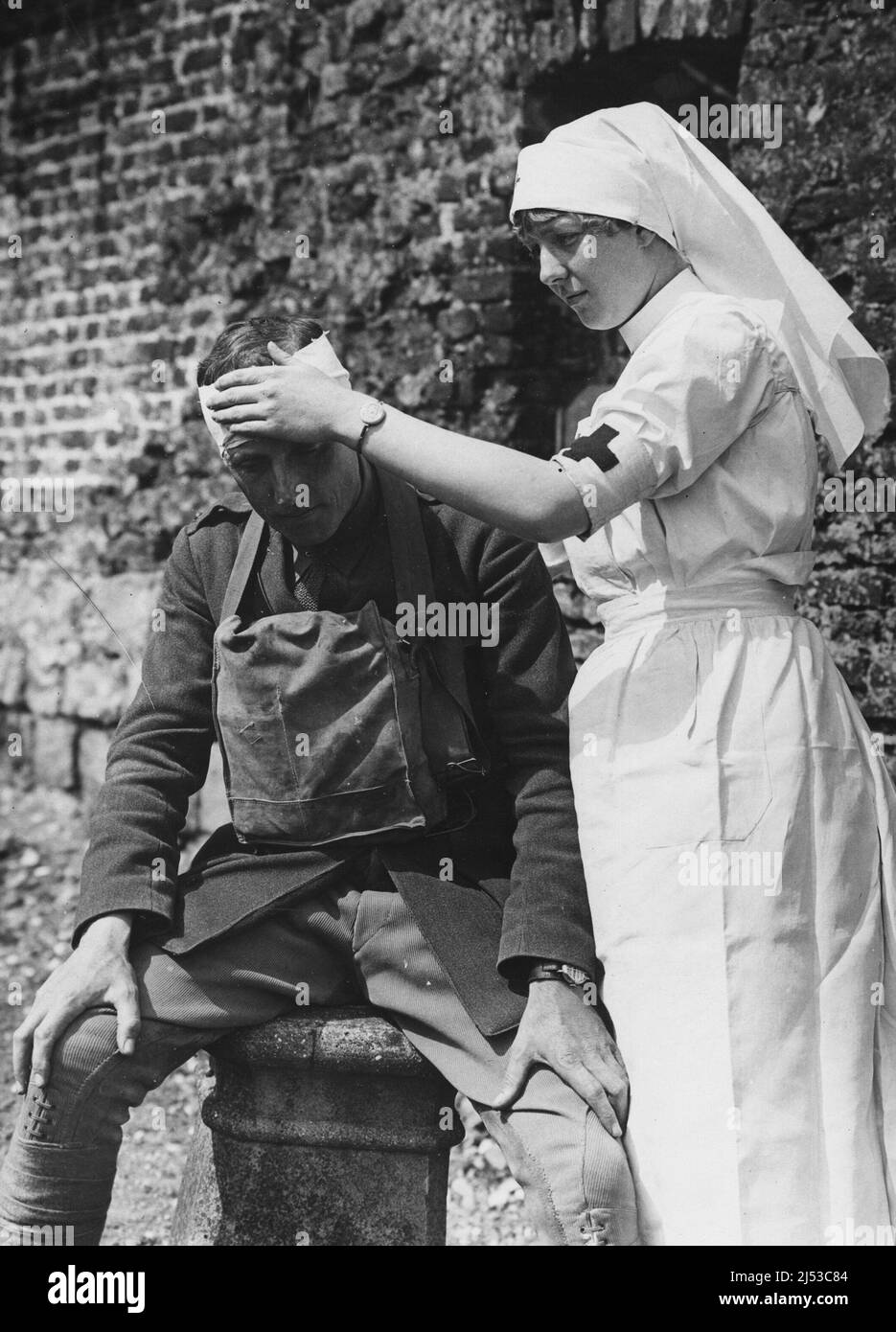 A WW1 nurse tending a soldier with a head wound Stock Photo