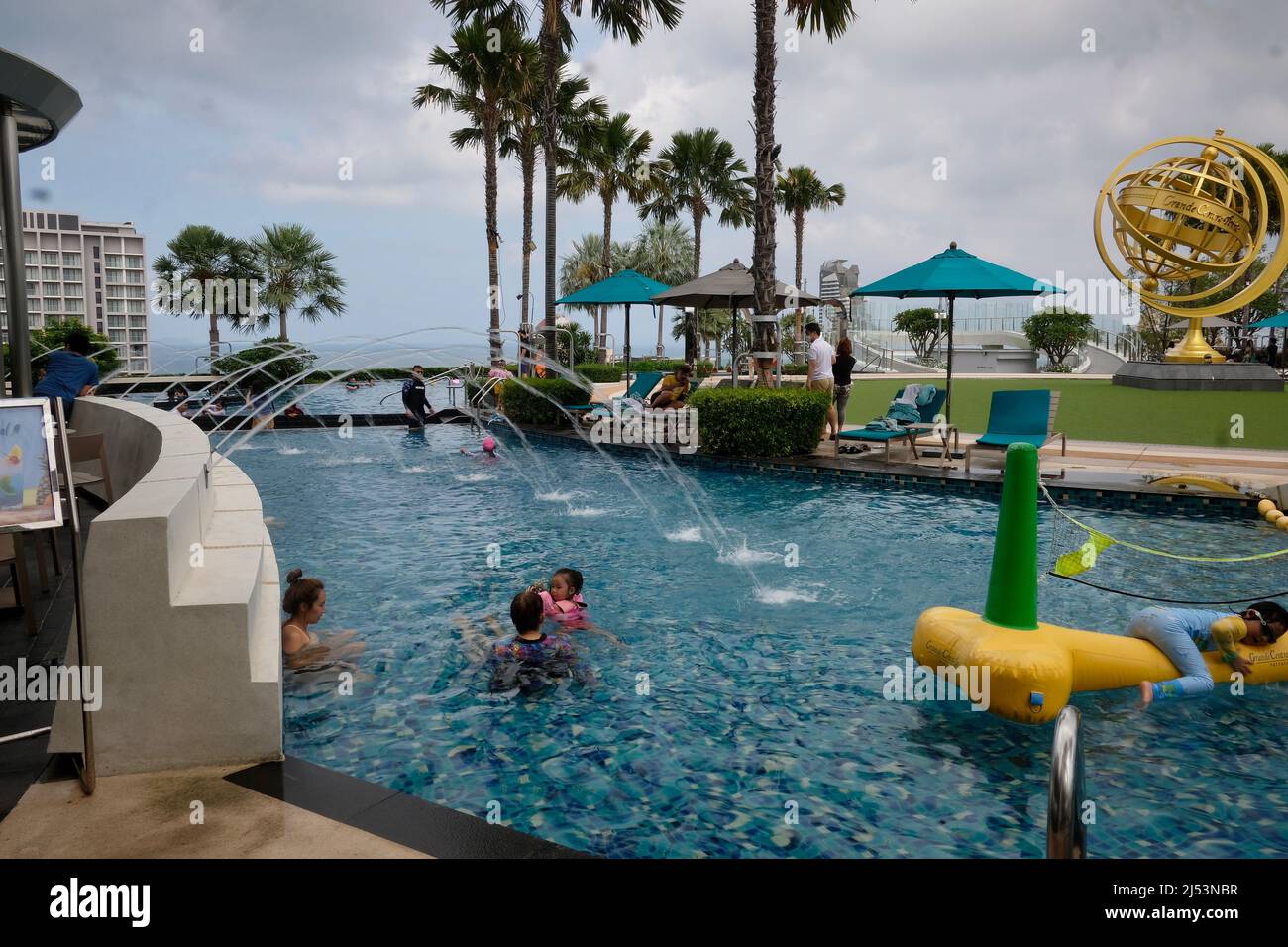 Grande Centre Point Pattaya Hotel Swimming Pool Area Terminal 21