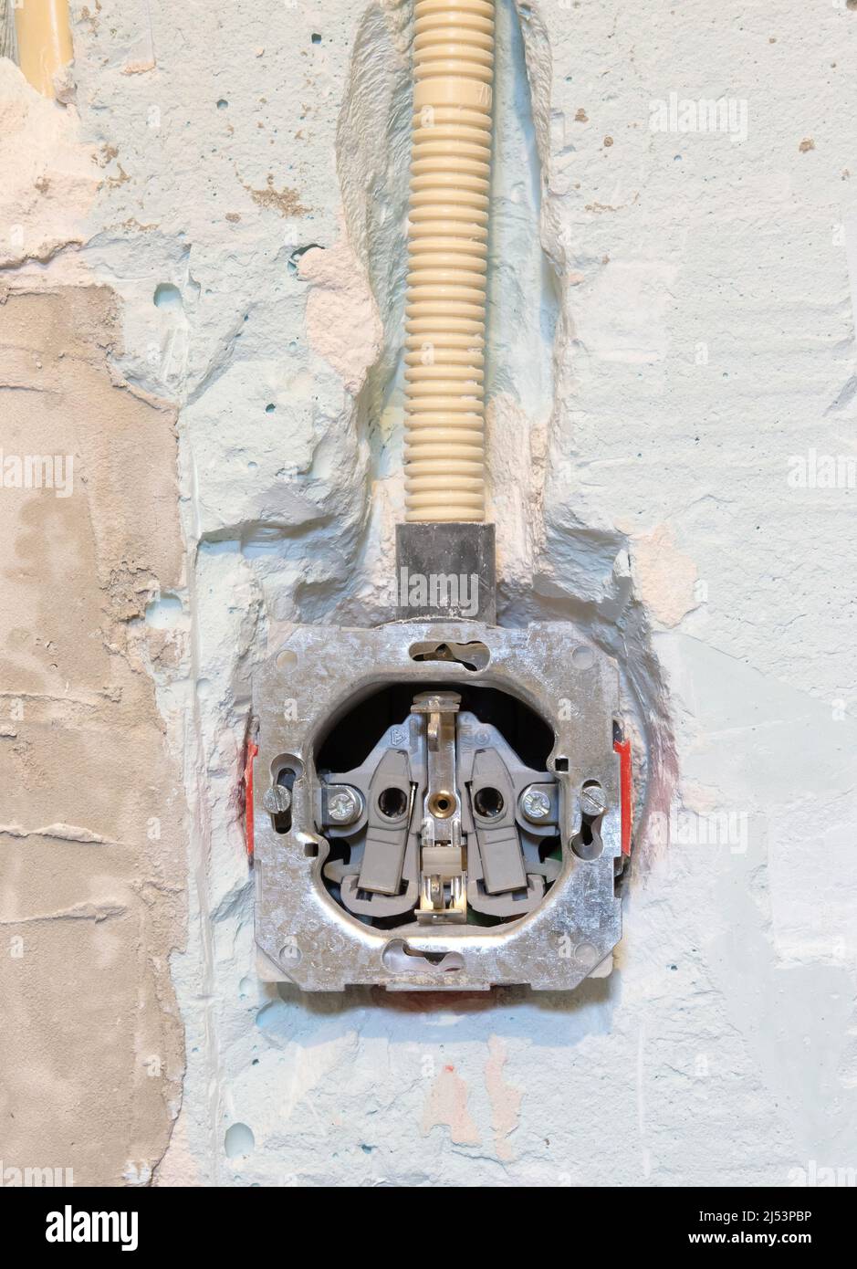 Replacement of wall outlet, installation of sockets in socket boxes