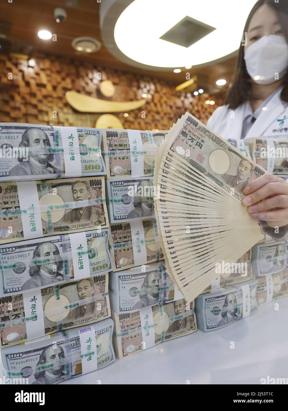 20th Apr, 2022. Yen falls to 20-yr low against U.S. dollar A clerk  scrutinizes 10,000 yen Japanese banknotes at the headquarters of Hana Bank  in Seoul on April 20, 2022, to see