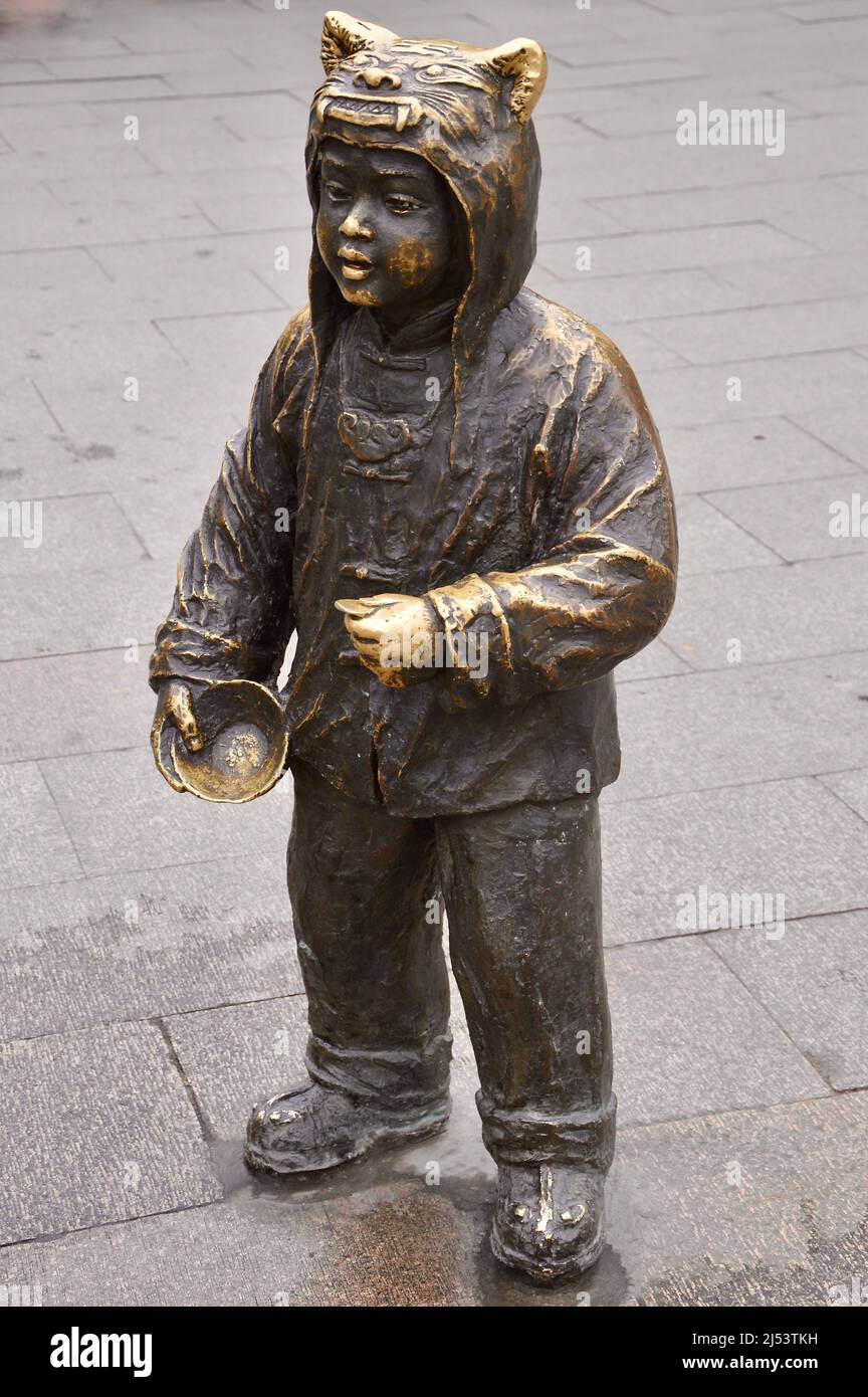 typische Bronzefigur in  Shanghais Strassen Stock Photo