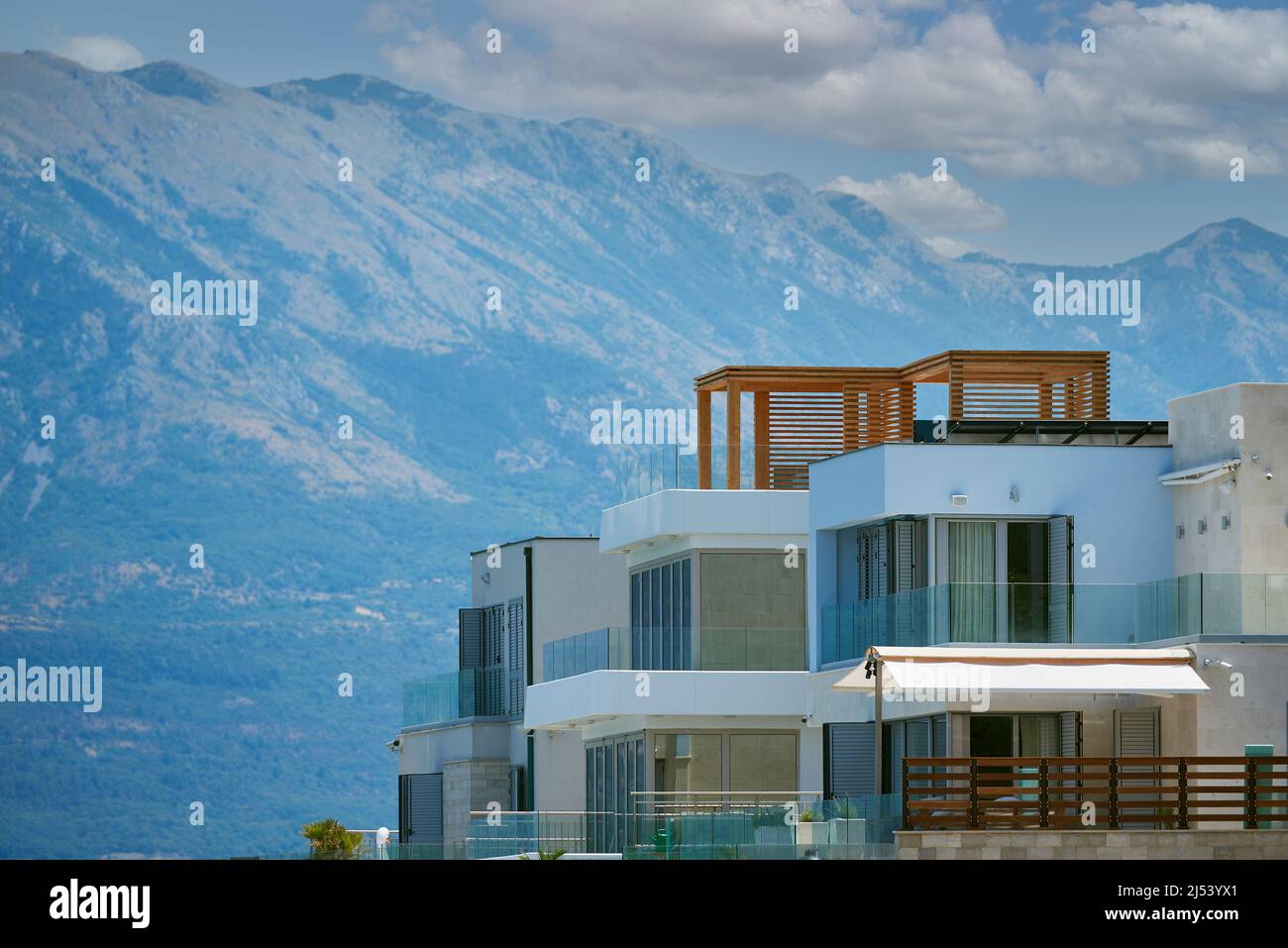 Flat roof house hi-res stock photography and images - Alamy