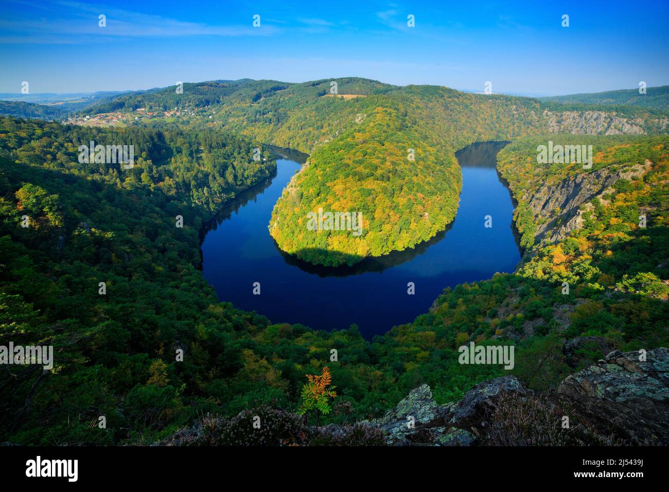 River canyon with dark water and green forest. Horseshoe bend, Vltava river, Czech republic, Europe. Beautiful landscape with river, Maj lookout. Beau Stock Photo