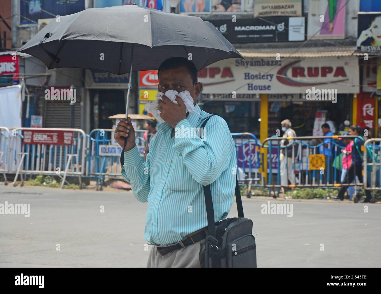 Kolkata, India. 18th Apr, 2022. A man came outside holding an umbrella on a hot summer day in Kolkata. With hot and humid weather, Kolkata on Monday recorded the maximum and minimum temperatures at 36 and 29 degrees Celsius respectively. (Photo by Rahul Sadhukhan/Pacific Press) Credit: Pacific Press Media Production Corp./Alamy Live News Stock Photo