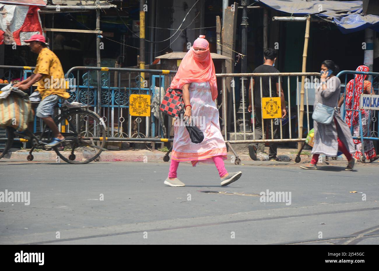 Kolkata, India. 18th Apr, 2022. A woman came outside on a hot summer day in Kolkata. With hot and humid weather, Kolkata on Monday recorded the maximum and minimum temperatures at 36 and 29 degrees Celsius respectively. (Photo by Rahul Sadhukhan/Pacific Press) Credit: Pacific Press Media Production Corp./Alamy Live News Stock Photo