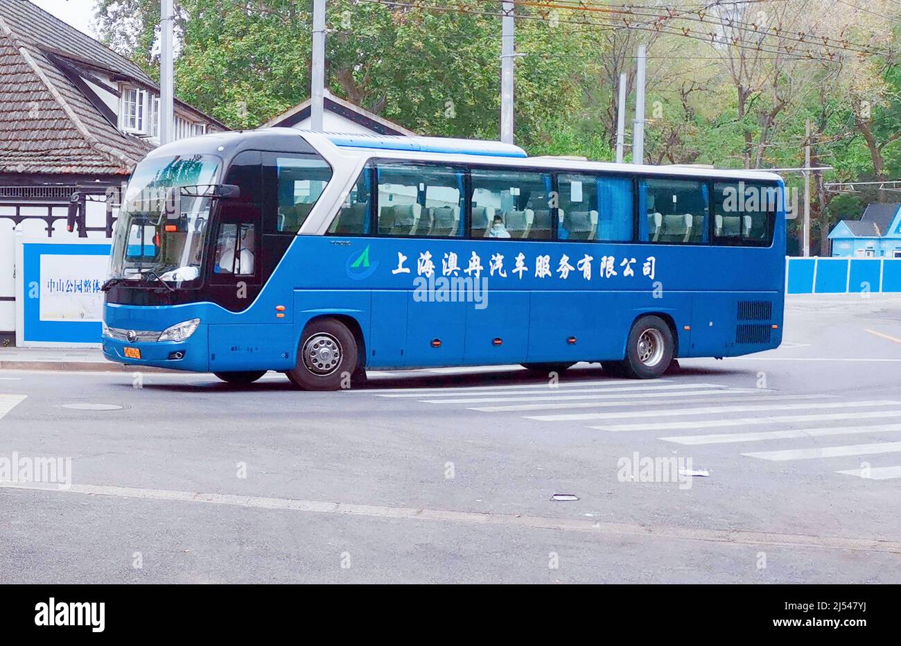 SHANGHAI, CHINA - APRIL 17, 2022 - Special police vehicles lead the way and buses transport novel Coronavirus positive confirmed cases or close contac Stock Photo