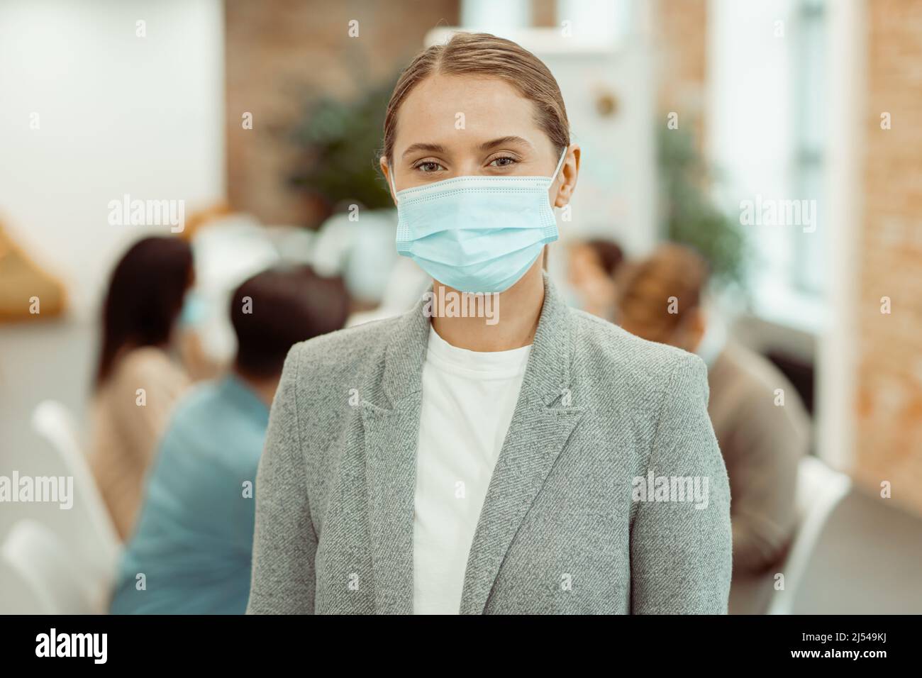Office working mask meeting hi-res stock photography and images - Alamy