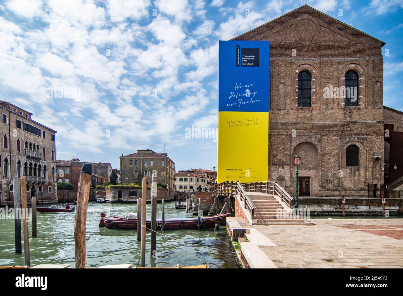 Venice, Italy. 20th April, 2021: The external of the Ukrainian Pavilon with a message of the President Zelensky regarding the actual conflict with Russia, is seen on the Misericordia Palace on April 19, 2022 in Venice, Italy. The 59th International Art Exhibition in Venice will open to the public from April 23th to November 27th. © Simone Padovani / Alamy Live News Stock Photo