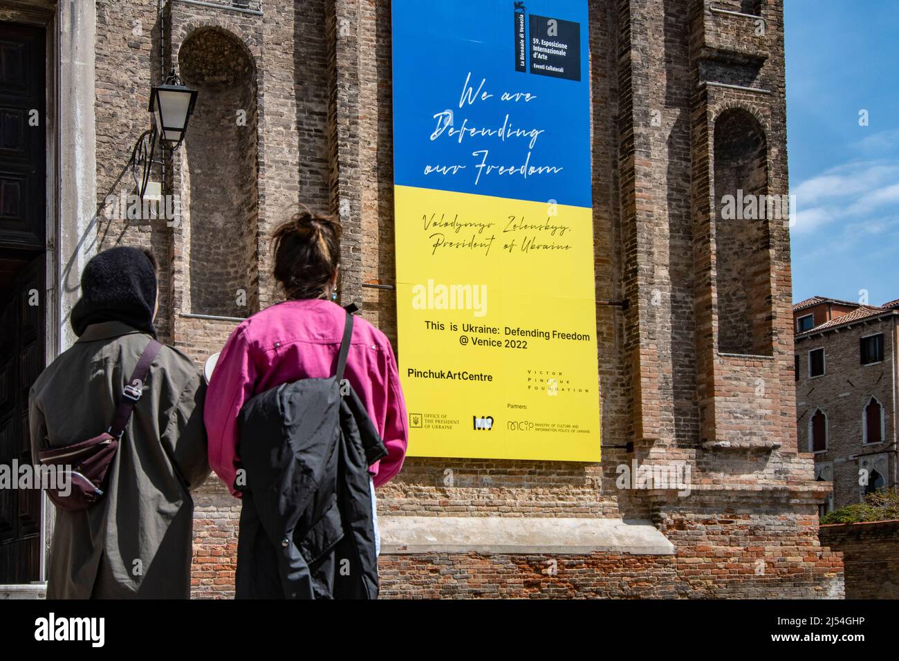 Venice, Italy. 20th April, 2021: The Ukrainian Pavilon with a message of the President Zelensky regarding the actual conflict with Russia, is seen on the Misericordia Palace on April 20, 2022 in Venice, Italy. The 59th International Art Exhibition in Venice will open to the public from April 23th to November 27th. © Simone Padovani / Alamy Live News Stock Photo