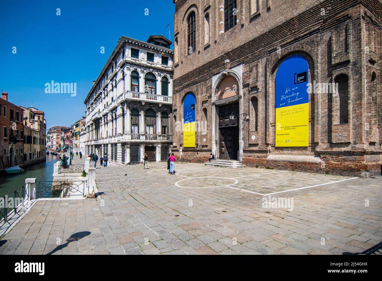Venice, Italy. 20th April, 2021: The Ukrainian Pavilon with a message of the President Zelensky regarding the actual conflict with Russia, is seen on the Misericordia Palace on April 20, 2022 in Venice, Italy. The 59th International Art Exhibition in Venice will open to the public from April 23th to November 27th. © Simone Padovani / Alamy Live News Stock Photo