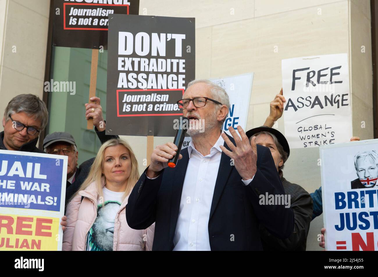 London, UK, London, UK. 20th Apr, 2022. Jeremy Corbyn speaks outside Westminister Magistrates Court following formal approval for the extradition of Julian Assange to the US on espionage charges, a decision to be made by the UK home secretary, Priti Patel. Credit: claire doherty/Alamy Live News Stock Photo