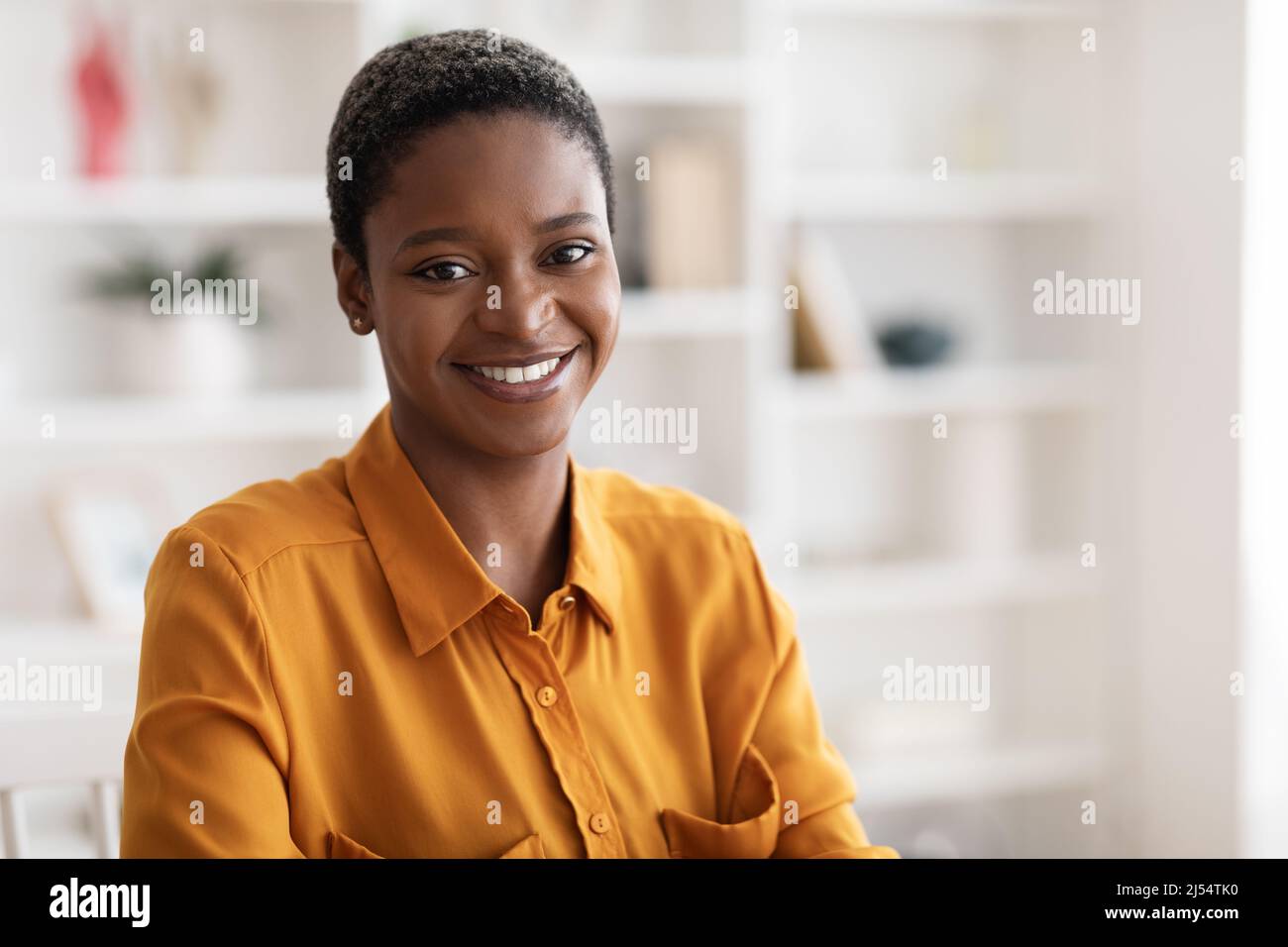 Portrait of happy young black woman posing at office Stock Photo - Alamy