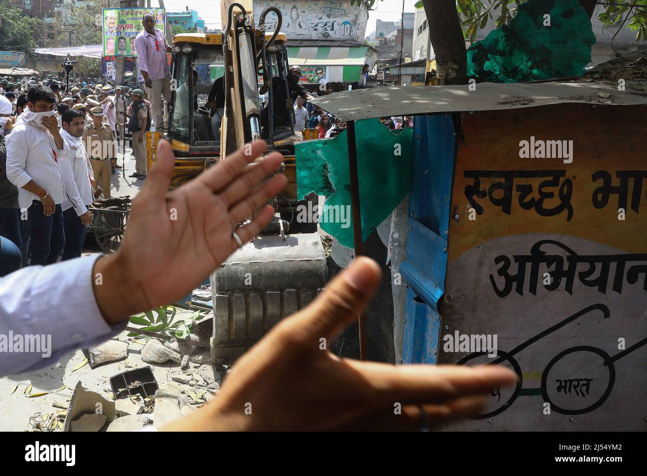 New Delhi, New Delhi, India. 20th Apr, 2022. Officials demolish illegal retail shops in a communally sensitive area in Jahangirpuri. (Credit Image: © Karma Sonam Bhutia/ZUMA Press Wire) Stock Photo