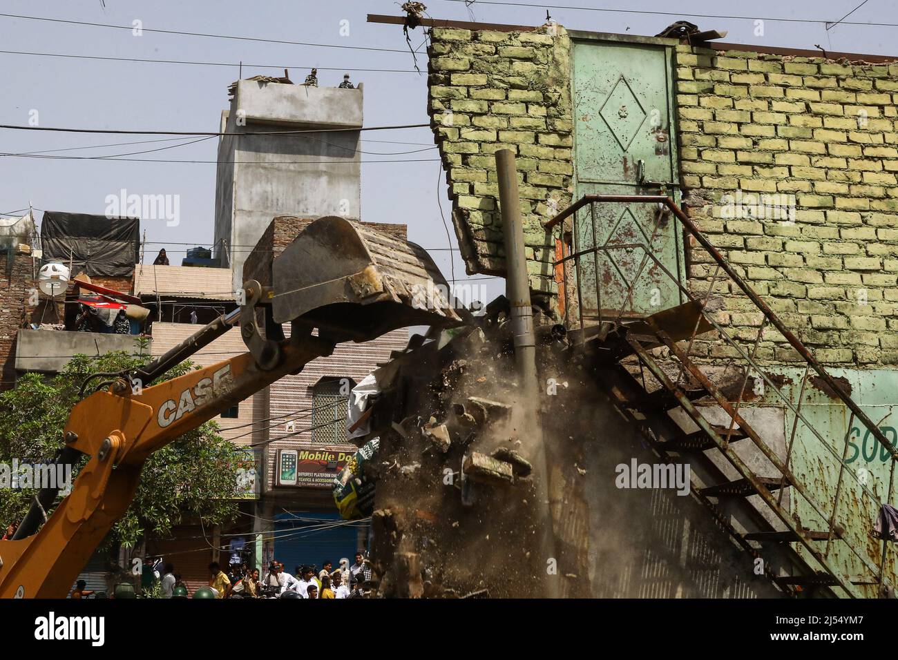 New Delhi, New Delhi, India. 20th Apr, 2022. Officials demolish illegal retail shops in a communally sensitive area in Jahangirpuri. (Credit Image: © Karma Sonam Bhutia/ZUMA Press Wire) Stock Photo