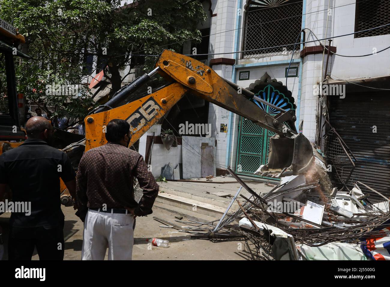 New Delhi, New Delhi, India. 20th Apr, 2022. A bulldozer demolishes a part of a Mosque in a communally sensitive area in Jahangirpuri. (Credit Image: © Karma Sonam Bhutia/ZUMA Press Wire) Stock Photo