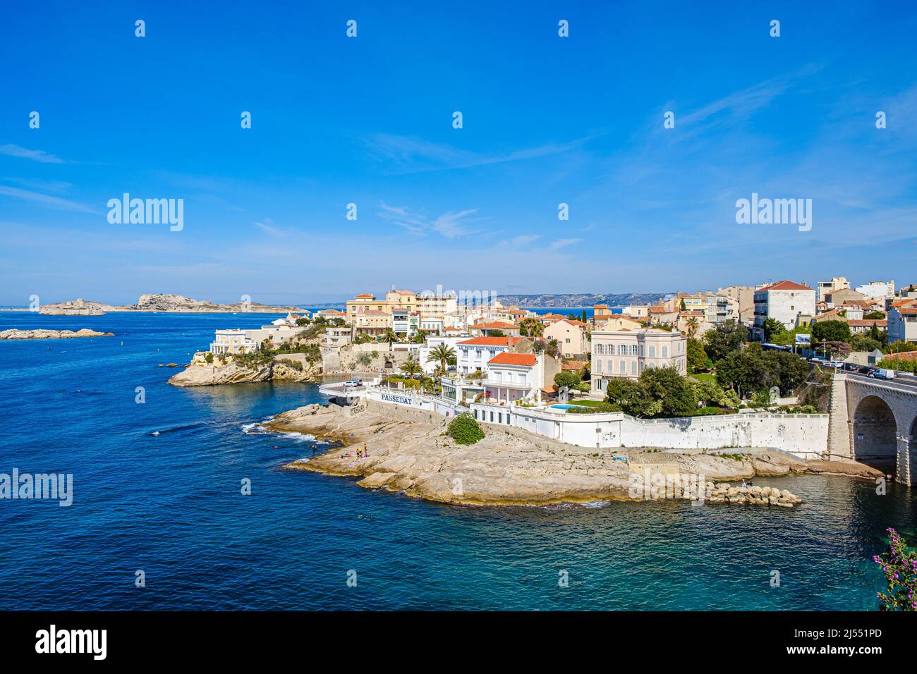 PANORAMA SUR L'ANSE DE LA FAUSSE MONNAIE ET LES ILES DU FRIOUL. MARSEILLE, PROVENCE, FRANCE 13 Stock Photo