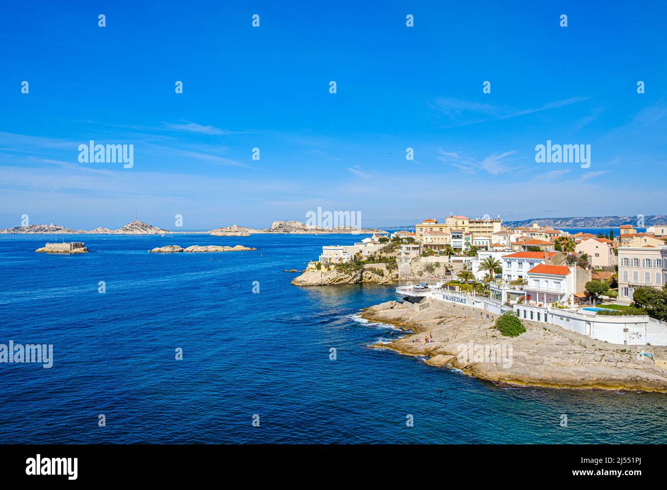 PANORAMA SUR L'ANSE DE LA FAUSSE MONNAIE ET LES ILES DU FRIOUL. MARSEILLE, PROVENCE, FRANCE 13 Stock Photo