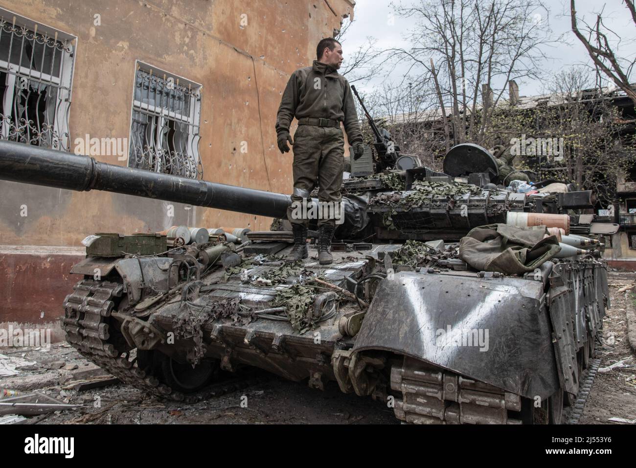 Mariupol, Ukraine. 18th Apr, 2022. A Russian soldier stands atop hit T-80 MBT in a position close to Mariupol's embattled Azovstal plant as his unit prepares for an assault. The battle between Russian/Pro Russian forces and the defending Ukrainian forces led by the Azov battalion continues in the port city of Mariupol. Credit: SOPA Images Limited/Alamy Live News Stock Photo