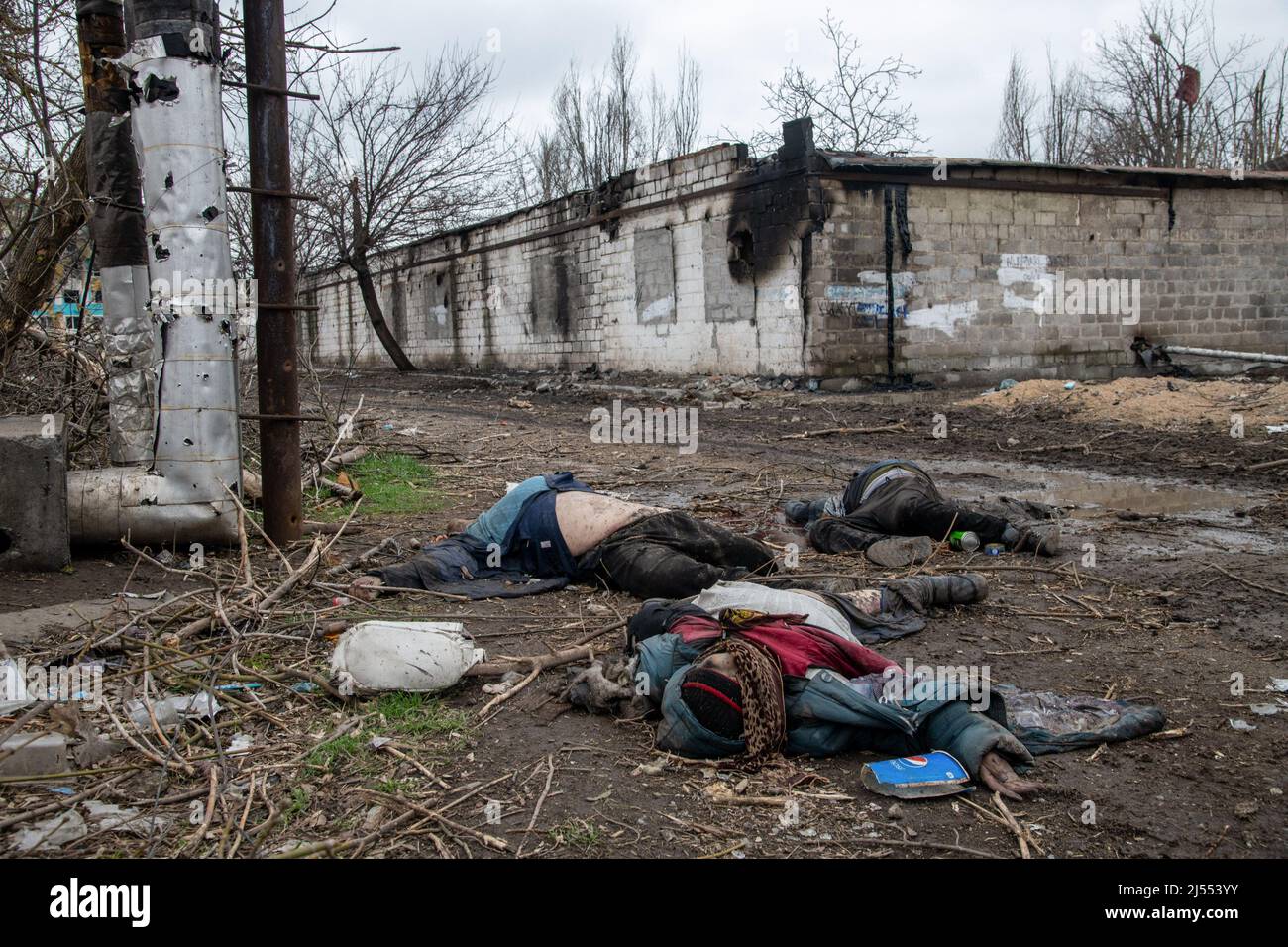 Mariupol, Ukraine. 14th Apr, 2022. (Editors note image depicts death) Three family members killed by a single mortar in a Mariupol square. The battle between Russian/Pro Russian forces and the defending Ukrainian forces led by the Azov battalion continues in the port city of Mariupol. Credit: SOPA Images Limited/Alamy Live News Stock Photo