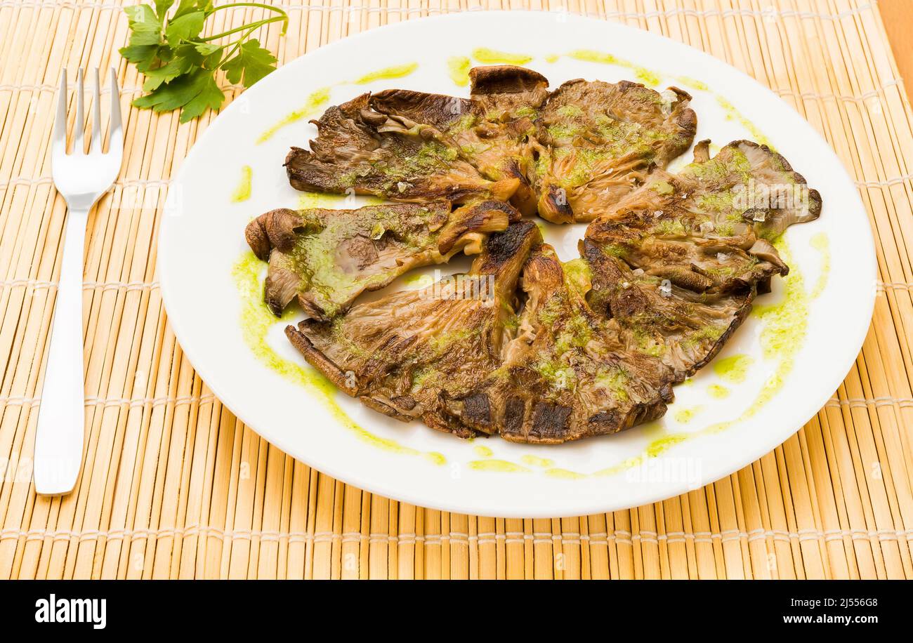 Typical Spanish food, grilled mushrooms with garlic Stock Photo Alamy