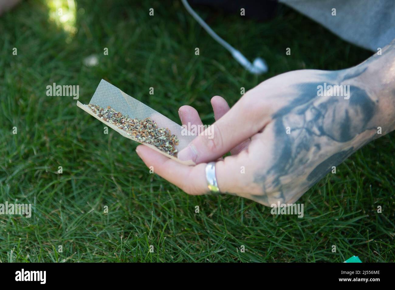 London, UK. 20th Apr, 2022. Hundreds of people gather in Hyde Park to celebrate '420' today ( 20th April). The event is observed annually across the world by thousands of cannabis smokers. Credit: claire doherty/Alamy Live News Stock Photo