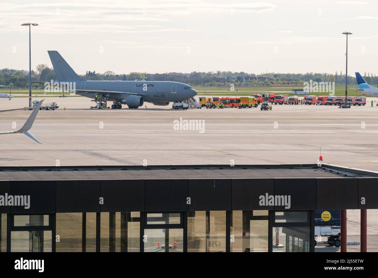 Langenhagen, Germany. 20th Apr, 2022. A German Air Force A310 MedEvac stands next to numerous ambulances on the tarmac at Hannover Airport. The special A310 MedEvac aircraft is to bring injured Ukrainian civilians to Germany for medical treatment. The A310 MedEvac is the air force's flying intensive care unit. After landing, further treatment will take place in civilian hospitals. Credit: Ole Spata/dpa/Alamy Live News Stock Photo
