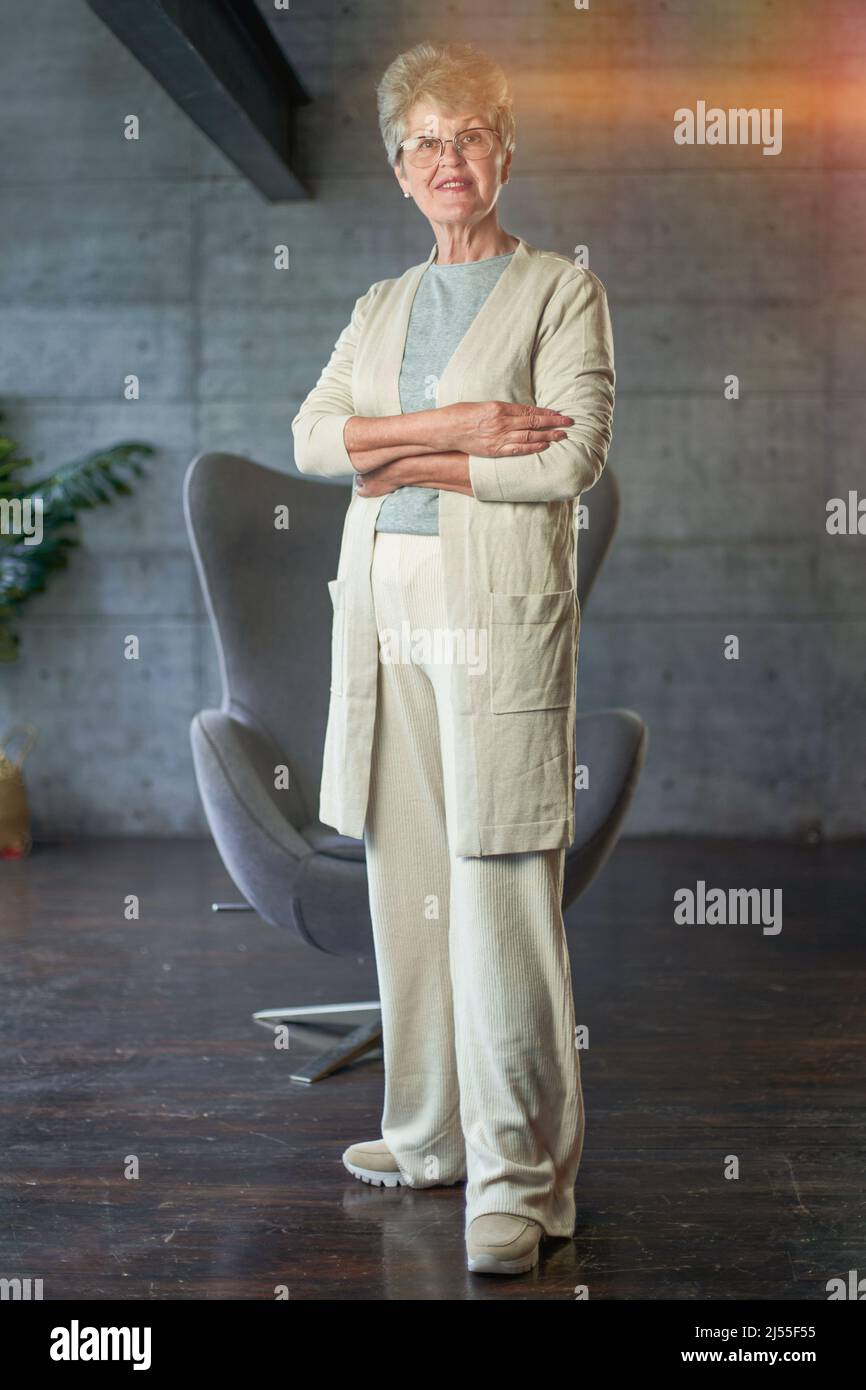 Portrait of beautiful senior woman with white hair Stock Photo - Alamy