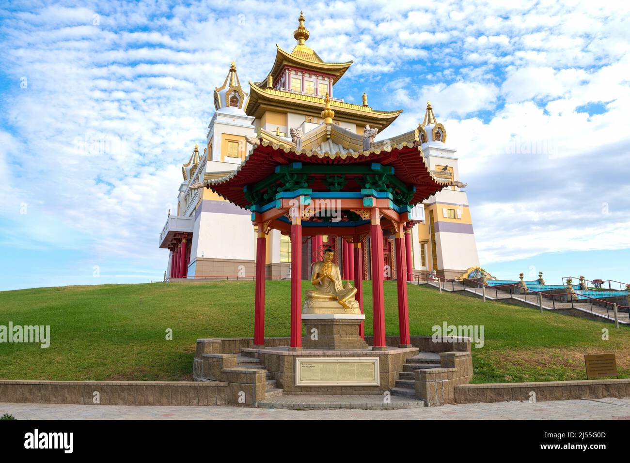 ELISTA, RUSSIA - SEPTEMBER 21, 2021: Sculpture of the Buddhist thinker and wisdom Nagarjuna against the backdrop of the Buddhist temple 'Golden Abode Stock Photo