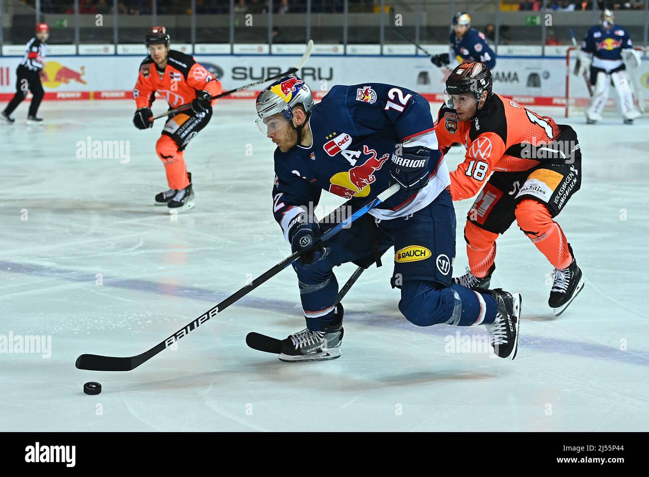 Munich, Germany. 20th Apr, 2022. Ice hockey: DEL, EHC Red Bull Munich - Grizzlies Wolfsburg, championship round, semifinal, 1st game day, Olympia-Eissportzentrum: Munich's Benjamin Smith (l.) fights with Wolfsburg's Anthony Rech for the puck. Credit: Lennart Preiss/dpa/Alamy Live News Stock Photo
