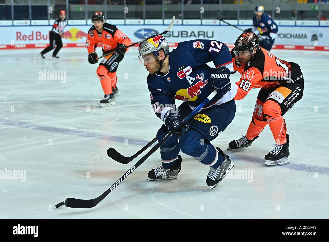 Munich, Germany. 20th Apr, 2022. Ice hockey: DEL, EHC Red Bull Munich - Grizzlies Wolfsburg, championship round, semifinal, 1st game day, Olympia-Eissportzentrum: Munich's Benjamin Smith (l.) fights with Wolfsburg's Anthony Rech for the puck. Credit: Lennart Preiss/dpa/Alamy Live News Stock Photo